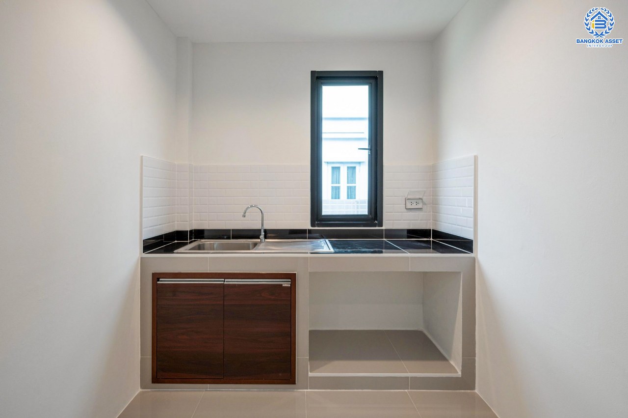 บ้านมือสองตกแต่งใหม่ โครงการ วรารมย์ เพชรเกษม81 แบรนด์ Q.House รองรับทุกความสุขใกล้ส่วนกลาง เนื้อที่ 64.1 ตร.ว. ฟังก์ชัน 4 ห้องนอน 3 ห้องน้ำ 1 ห้องอเนกประสงค์ จอดรถได้ 2 คัน บนทำเลใกล้ The Mall บางแค และเชื่อมต่อ ถนนกาญจนาฯ ถนนบางบอน และถนนพุทธมณฑลสาย4